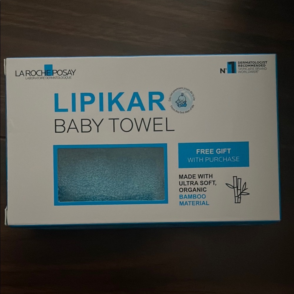Free with a bundle of 3 items. 🥰
La Roche-Posay Lipikar Baby Towel